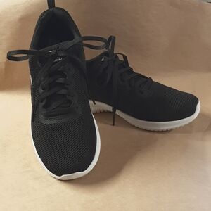 Sketchers Women’s Shoes Size 6